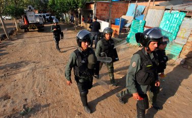 La Guardia Nacional Bolivariana (GNB) registra las casas en sectores de San Antonio. AFP