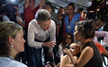 El presidente Juan Manuel Santos durante su visita a los deportados de Venezuela en la frontera.  Colprensa