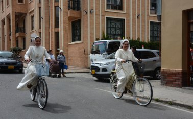 Las hermanas se turnan para utilizar las bicicletas y salir a las calles alegrando con una enorme sonrisa. Roberto Ospino