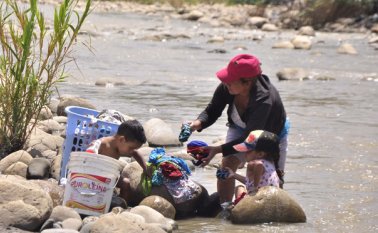 Estos niños le ayudan a su abuela a lavar la ropa al tiempo que le piden que se devuelvan para su casa en Venezuela. Edinsson Figueroa