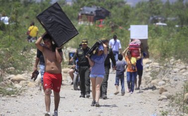 Sigue la procesión de los deportados en la frontera. Juan Pablo Cohen