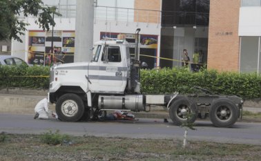 La víctima mortal quedó debajo de la llanta derecha del tractocamión. La motocicleta en la que se movilizaban los dos hombres quedó debajo del vehículo. Cristian Herrera