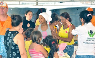 Unos 200 niños han llegado a los albergues de la frontera, sin embargo, muchos más permanecen con sus madres en la ribera del río Táchira tratando de recuperar algo de lo perdido.  Edinsson Figueroa