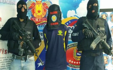 Al detenido F. Álvarez, alias Medina, que señalan de integrar el grupo paramilitar Los Urabeños, le incautaron una granada y municiones.  La Nación