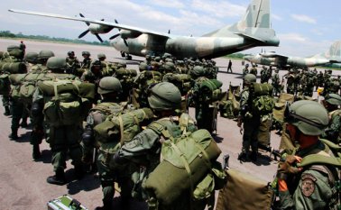 Los militares desembarcaron en un avión de transporte de la Fuerza Aérea Venezolana. AFP