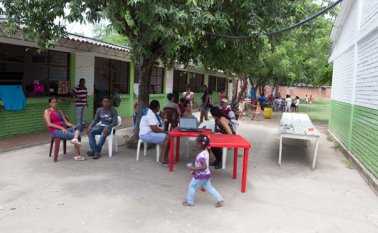 Colchonetas en el piso y cobijas son el único patrimonio de estas familias. La Opinión