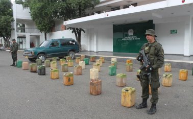 La policía detuvo una camioneta que transportaba 40 pimpinas de gasolina proveniente de Venezuela. Suministrada