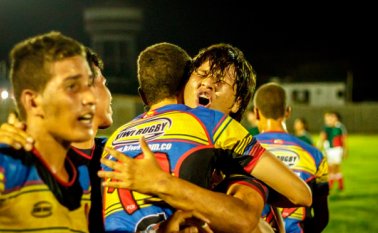 El rugbista cucuteño damar Valderrama (al frente) es abrazado por uno de sus compañeros, luego de la obtención del titulo suramericano juvenil B, en el que fue elegido como el mejor jugador del campeonato.
Cortesía