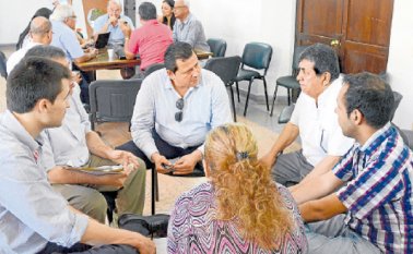 En la reunión que se llevó a cabo en la Gobernación, los empresarios piden solución a los problemas coyunturales, pero también elaboran un plan económico estructural para la economía de la región. Rodrigo Sandoval