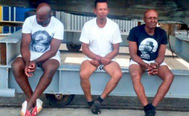 Los arrestados son Livinton Bellota, de 41 años; Julio Hernández, de 60, y César Segura Rebolledo, de 44. @PNC_SV Twitter Oficial Policía Nacional Civil El Salvador