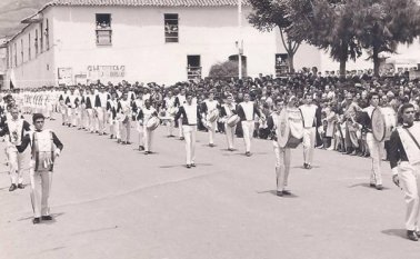 Del boom educativo hicieron parte miles de venezolanos. Banda de Guerra del Colegio Carmelitano, en 1965. Cortesía