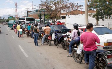 Si bien hay fiñas para tanquear, la alcaldía de Cúcuta asegura que en todas las estaciones está garantizado el combustible. Mario Caicedo