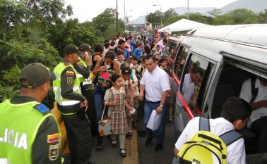Más de mil estudiantes procedentes de Ureña ingresaron ayer a Cúcuta a recibir sus clases que habían dejado abandonadas por el cierre de la frontera hace 19 días. Jean Estupiñan