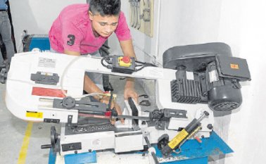 Decenas de jóvenes y adultos de Antonia Santos podrán acceder a los cursos de metalurgia y ornamentación. Algunos de los aprendices muestran sus herramientas de trabajo. Juan Pablo Cohen