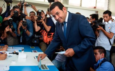 Jimmy Morales, del partido Frente Nacional de Convergencia ( FCN ), emitió su voto en un colegio electoral en Mixco, este domingo. AFP
