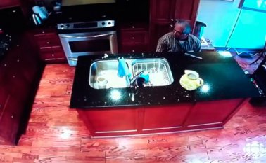 El candidato Jerry Bance, quien trabajaba como técnico en reparaciones, está agachado orinando en una taza. CBC