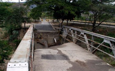 Así quedó el puente luego de que una volqueta se hundiera al intentar pasar. Archivo