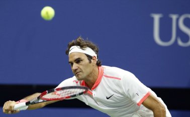 El suizo Roger Federer, con juego de tenis más sólido y menos ansioso, buscará hoy un cupo a la semifinal del Abierto de los Estados Unidos frente al francés Richard Gasquet. AFP