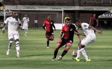 Los jugadores del Cúcuta Deportivo de nuevo esta noche tendrán que librar una dura batalla frente al líder del campeonato, el Alianza Petrolera. Edinsson Figueroa
