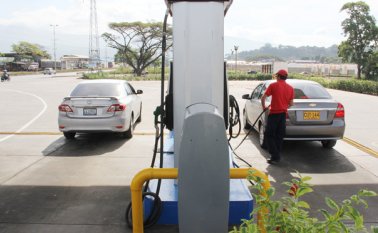 El cierre de la frontera dejó una lección para los compradores y propietarios de vehículos: comprar combustible legal previene serios inconvenientes en sus automotores. Archivo