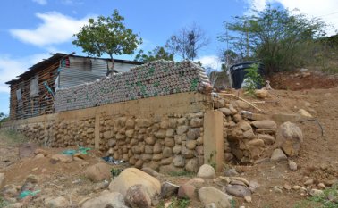 Este es el primer muro de la casa ecológica de la familia Villegas en Manuela Beltrán. La Opinión