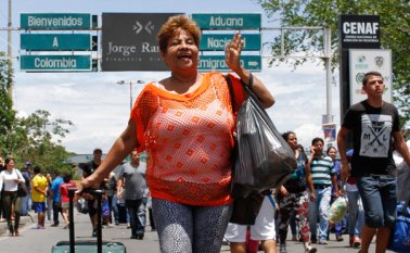 La decisión de suspender por un tiempo el IVA para algunos productos será temporal. Archivo