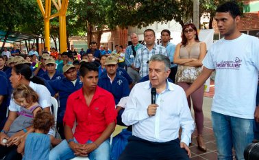 Luis Garzón, ministro del Trabajo, junto a algunos deportados este jueves en el Sena. Najivy Benítez