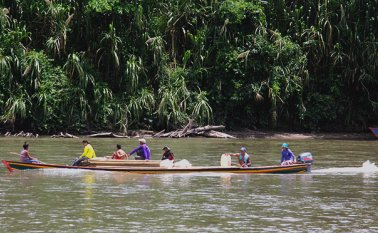 En chalupa cruzan la frontera los venezolanos que llegan al Catatumbo en busca de mejores oportunidades. Cristian Herrera