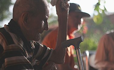 El corto-documental dura 11 minutos y fue grabado en el ancianato Centro Vida del municipio de El Zulia. La producción cuenta la historia de dos ancianos: uno, poeta que no escucha bien y el otro, que logra reencontrarse con su familia después de 50 años de desaparecido. Cortesía