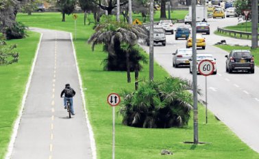 El insoportable tráfico, entre muchos otros factores, hace despertar el interés de las personas por las bicicletas en sus cotidianos desplazamientos. Colprensa
