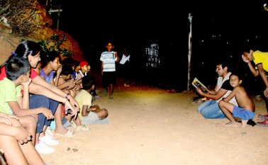 Los niños asisten a las noches de luna y lectura. Cortesía