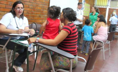Pediatras barranquilleros estuvieron ayer en Cúcuta evaluando la salud de los niños de los albergues. Rodrigo Sandoval
