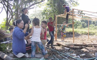 Las familias asentadas armaron sus cambuches desde finales de agosto a un costado de la vía que de Tibú conduce a El Tarra. Cortesía