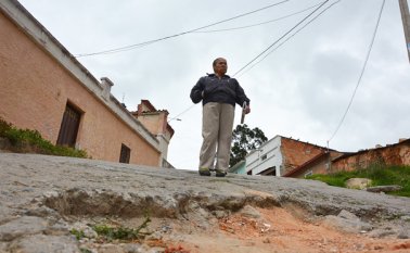 La delegada de la JAC, Gloria Contreras, muestra los huecos de la carrera 2. Roberto Ospino