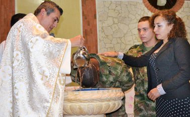 Por un momento 12 soldados se apartaron de la instrucción militar para recibir los sacramentos católicos Cortesía