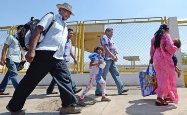 Miembros venezolanos de la etnia wayuu cruzan la frontera de Colombia en Paraguachón, estado Zulia. AFP