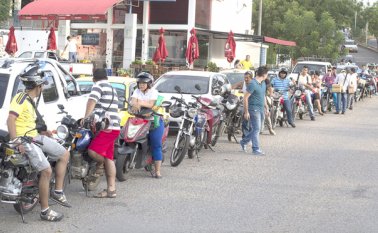 Largas colas eran el común denominador ayer en todas las estaciones de servicio de Cúcuta y el área metropolitana. Edinsson Figueroa
