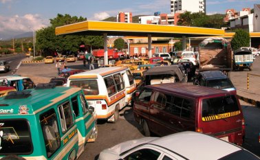 Colas como esta, deben soportar los cucuteños para poder 'tanquear' sus vehículos. La Opinión