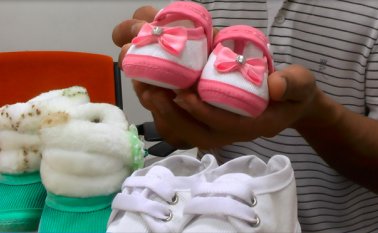 Junto con su esposa, el reintegrado diseña y confecciona zapatos para bebés, gracias al proceso de reintegración. La Opinión