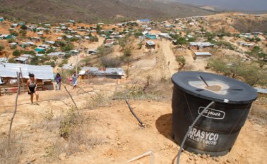 Los habitantes de maría teresa completaron un año esperando que la Fundación V&C conecte sus tuberías al acueducto. La Fundación no respondió a los llamados. Juan Pablo Cohen