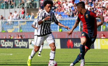 El colombiano Juan Guillermo Cuadrado (izquierda) de 'Juve', enfrenta a Armando Izzo durante un partido de la Serie A de fútbol en Italia. AP