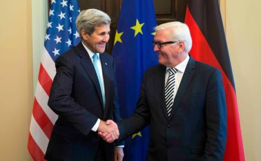 El ministro de Relaciones Exteriores alemán, Frank- Walter Steinmeier (derecha), y el secretario de Estado estadounidense, John Kerry, se dan la mano por delante dedurante su reunión. AP
