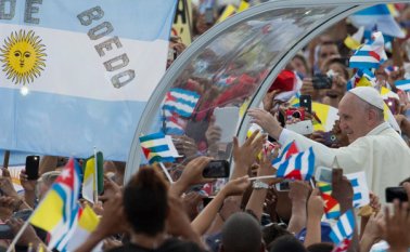 Cubanos reciben la tercera visita papal en su historia. AFP