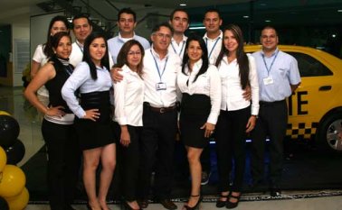 En la foto aparece Jorge Franco, director agencia de Codisel, acompañado de su equipo de trabajo. La Opinión