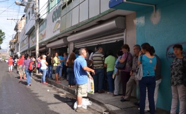 Hoy el turno de compra  será para las personas con cédula terminada en 3 y 4. Mañana el turno será para los 5 y 6, el jueves atenderán a los de 7 y 8, y el viernes a 9 y 0.  Archivo