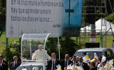 Francisco viajó en su 'Papamóvil' a la Plaza de la Revolución para celebrar la misa, en Holguín. La cartelera en el fondo cuenta con una cita de la independencia héroe de Cuba José Martí. AFP