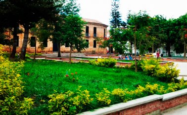 En las zonas verdes se plantó vegetación ornamental y las jardineras se están arreglando para que el colorido de las flores adorne el histórico parque. Daicy Echeverri