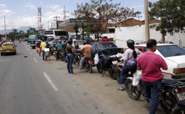 Las colas alcanzaron a superar las cuatro cuadras. Mario Caicedo