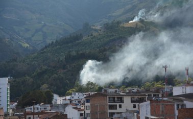 En la ciudad se generó una alerta por este aparente incendio que se originó detrás del colegio Provincial San José. Los bomberos acudieron al sitio del incendio y constataron que se trataba de una quema controlada. Roberto Ospino