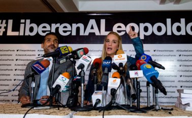 Lilian Tintori, esposa del líder de la oposición venezolana encarcelado Leopoldo López, habla durante una conferencia de prensa junto al abogado Juan Carlos Gutiérrez. AFP